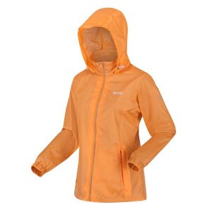 Damska kurtka trekkingowa przeciwdeszczowa Corinne IV. Czerwone kurtki Regatta, bez wzorów, z softshellu, bez kaptura. W wyprzedaży za 229,99 zł.