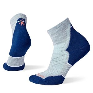 Skarpety Biegowe Damskie Smartwool Run Targeted Cushion Ankle Socks. Czerwone skarpetki Smartwool, bez wzorów. Za 81,99 zł.