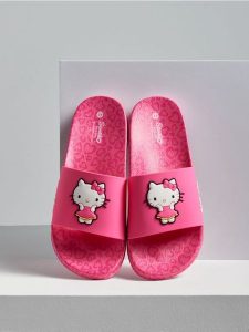 Klapki Hello Kitty - różowy. Czerwone klapki Sinsay, bez wzorów, bez obcasa. Za 35,99 zł.