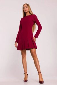 Elegancka krótka sukienka trapezowa z kontrafałdami bordowa. Czerwone sukienki MOE, xl, bez wzorów, eleganckie, bez kołnierzyka, bez ramiączek, mini, dopasowane. Za 329,00 zł.