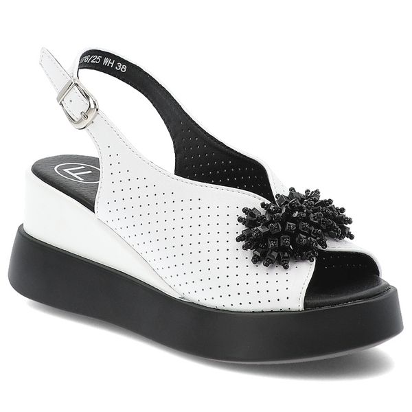 Sandały damskie Filippo, na koturnie skórzane z dziurkami z ozdobą ze sprzączką, białe, DS6076-25-WH. Białe sandały Filippo, z aplikacjami, ze skóry, bez obcasa, na koturnie, bez zapięcia. Za 139,00 zł.
