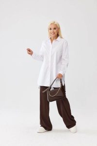 Klasyczna biała koszula Elena zapinana na guziki, asymetryczny krój PLUS SIZE XXL OVERSIZE JESIEŃ. Białe koszule Moda Size Plus Iwanek, plus size, bez wzorów, z bawełny, z asymetrycznym kołnierzem, plus size, bez ramiączek. Za 199,90 zł.