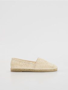 Ażurowe espadryle - złamana biel. Espadryle Reserved, w ażurowe wzory, bez obcasa. W wyprzedaży za 119,99 zł.