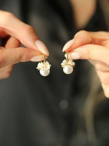 Pierres delicates Pozłacane kolczyki-kreole z perłami i cyrkoniami rozmiar: onesize. Białe kolczyki Pierres delicates, z cyrkonią, pozłacane. Za 88,23 zł.