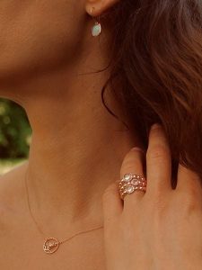 Les Petites Précieuses Pozłacany naszyjnik z elementem ozdobnym - dł. 39 cm rozmiar: onesize. Czerwone naszyjniki Les Petites Précieuses, z cyrkonią, pozłacane. Za 125,45 zł.