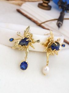 L'Atelier de Gaia Kolczyki-wkrętki z perłami i cyrkoniami rozmiar: onesize. Niebieskie kolczyki L'Atelier de Gaia, z cyrkonią, z mosiądzu. Za 52,99 zł.