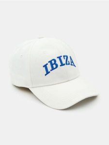 Czapka z daszkiem z haftowanym napisem Ibiza - biały. Białe czapki Sinsay, bez wzorów. Za 19,99 zł.