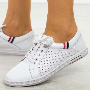 Białe ażurowe skórzane półbuty damskie Cambell 94303. Białe półbuty Cambell, na wiosnę, w ażurowe wzory, ze skóry, bez obcasa, bez zapięcia. Za 219,00 zł.