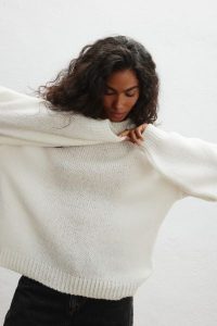 Sweter oversize z bufiastymi rękawami w kolorze ECRU - RIVERO-UNI. Białe swetry klasyczne Marsala, na lato, z wełny, bez kołnierzyka. Za 249,90 zł.