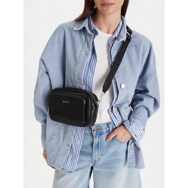 Torebka Roxy. Czarne listonoszki Roxy, bez wzorów, bez dodatków. Za 99,99 zł.