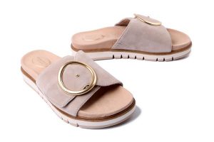 TAMARIS COMFORT 8-87106-42 400 M8710642 beige, klapki damskie. Brązowe klapki Tamaris, bez wzorów, bez obcasa, na płaskiej podeszwie. Za 263,92 zł.