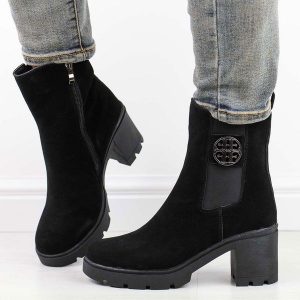 Czarne skórzane zamszowe botki damskie na obcasie Filippo Dbt4754/23. Czarne botki Filippo, bez wzorów, ze skóry, bez obcasa, na obcasie, bez zapięcia. Za 239,99 zł.