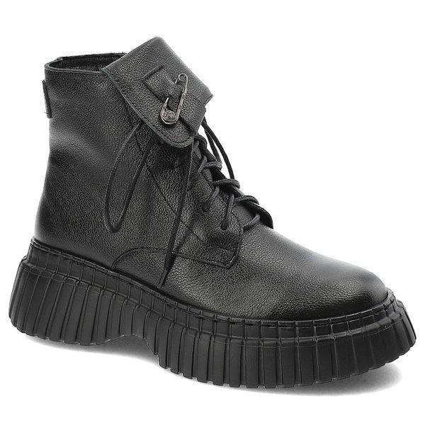 Czarne Botki Armodo Eleganckie Obuwie Damskie Z Broszką. Czarne botki Armodo, bez wzorów, ze skóry, bez obcasa, bez zapięcia. Za 369,00 zł.