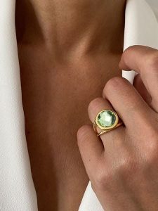 Les Petites Précieuses Pozłacany pierścionek z ametystem rozmiar: 56. Zielone pierścionki Les Petites Précieuses, z ametystem, pozłacane. Za 217,99 zł.