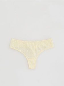 Majtki stringi z ażurowym haftem - jasnożółty. Żółte stringi Reserved, w ażurowe wzory, z bawełny. Za 49,99 zł.