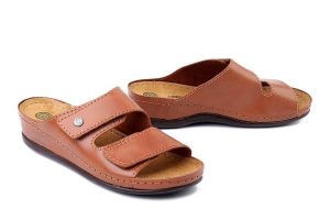 DR. BRINKMANN 700777-21 cognac, klapki damskie. Brązowe klapki Dr. Brinkmann, bez wzorów, ze skóry, bez obcasa. Za 195,42 zł.