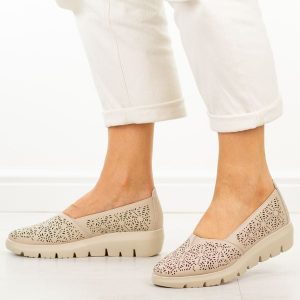 Beżowe ażurowe skórzane półbuty damskie Filippo Dp7694/26. Brązowe półbuty Filippo, na lato, w ażurowe wzory, z jeansu, bez obcasa, bez zapięcia. Za 219,00 zł.