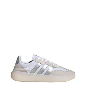 Buty Barreda Decode. Białe buty trekkingowe ADIDAS, bez zapięcia. Za 369,00 zł.