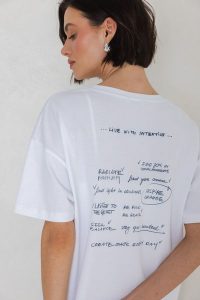 T-SHIRT ERICA "ZŁOTE MYŚLI" BIAŁY One size - Flawless. Białe t-shirty Flawless, uniwersalny, bez wzorów, z bawełny, bez kołnierzyka, bez ramiączek. Za 196,00 zł.