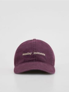 Czapka z daszkiem - ciemnofioletowy. Fioletowe czapki Reserved, bez wzorów. Za 59,99 zł.