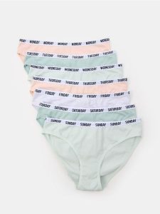 Majtki typu figi 7 pack - wielobarwny. Figi Sinsay, bez wzorów. Za 35,99 zł.