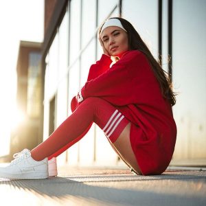 Czerwone zakolanówki ze ściagaczem 216 paski. Czerwone skarpetki Milena, bez wzorów, z bawełny. Za 25,00 zł.