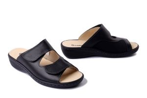 DR. BRINKMANN 700731-01 schwarz, klapki damskie. Czarne klapki Dr. Brinkmann, bez wzorów, ze skóry, bez obcasa. Za 244,93 zł.