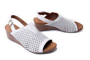 PIAZZA 910135-03 weiss, sandały damskie. Białe sandały Piazza, bez wzorów, ze skóry, bez obcasa, na koturnie, bez zapięcia. Za 255,92 zł.