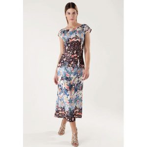 Sukienka w kolorze jasnoniebieskim ze wzorem. Sukienki marki Far Far Fashion. W wyprzedaży za 114,95 zł.