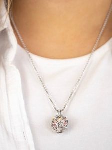 Engelsrufer Srebrna zawieszka "Bloom" z masą perłową i cyrkoniami rozmiar: onesize. Szare zawieszki Engelsrufer, z cyrkonią, srebrne. Za 239,29 zł.