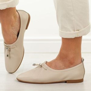 Beżowe skórzane półbuty damskie T.Sokolski w26-236. Brązowe półbuty Sokolski, na jesień, bez wzorów, z jeansu, bez obcasa, bez zapięcia. W wyprzedaży za 251,10 zł.