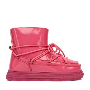 Śniegowce DeeZee. Czerwone buty zimowe DeeZee, bez obcasa, bez zapięcia. Za 179,99 zł.