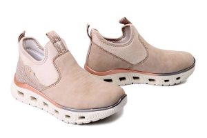 RIEKER M6053-62 beige, półbuty damskie. Brązowe półbuty Rieker, bez wzorów, bez obcasa, bez zapięcia. Za 293,61 zł.