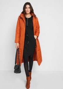 Sukienka shirtowa z ciężkiej bawełny. Czarne sukienki bonprix, bez wzorów, z bawełny, bez kołnierzyka, bez ramiączek. Za 102,99 zł.
