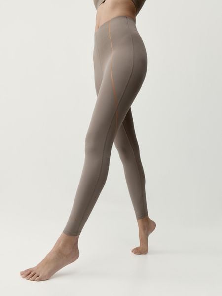 Damskie Legginsy Do Jogi Wysoki Stan Elastyczne Wygodne Brone. Brązowe legginsy BORN, bez wzorów, z materiału, z podwyższonym stanem, długie. Za 245,35 zł.