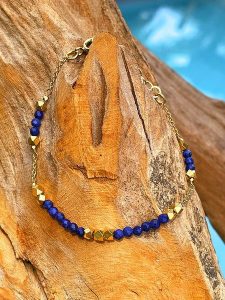 Taboo Pozłacana bransoletka z lapis lazuli rozmiar: onesize. Niebieskie bransoletki Taboo, z lazurytem, pozłacane. Za 121,45 zł.