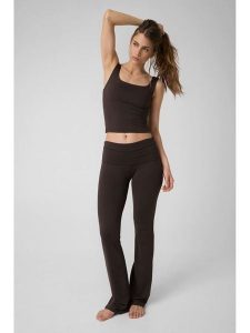 Guess Top 183481 Brązowy Classic Fit. Brązowe topy Guess, m, z aplikacjami, bez kołnierzyka, bez ramiączek. Za 194,99 zł.