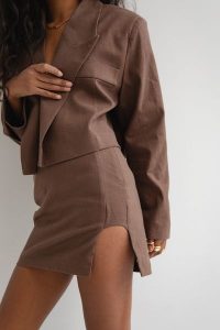 Mini spódniczka z lnem w kolorze BROWN - SOFIA-XS. Brązowe spódnice Marsala, s, bez wzorów, z bawełny, klasyczne, mini. W wyprzedaży za 84,95 zł.