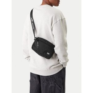 Torebka Reebok. Czarne listonoszki Reebok, bez wzorów, bez dodatków. Za 69,99 zł.