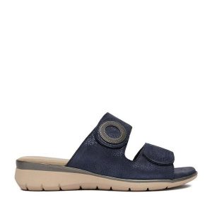 Klapki Go Soft. Niebieskie klapki Go Soft, bez wzorów, bez obcasa. Za 169,99 zł.