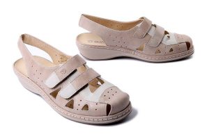 SUAVE 720041-08 beige, sandały damskie. Brązowe sandały Suave, w ażurowe wzory, bez obcasa, na koturnie, bez zapięcia. Za 335,92 zł.