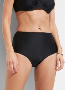 Figi bikini z wysokim stanem i lekkim efektem modelowania sylwetki. Czarne bikini bonprix, bez wzorów. Za 79,99 zł.