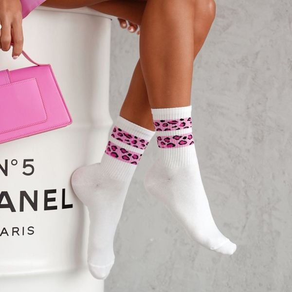 Skarpetki damskie dwa cętkowane paski 1145 wh/pn. Białe skarpetki Milena, bez wzorów, z bawełny. Za 15,90 zł.