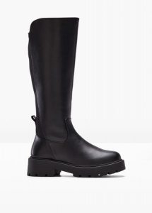 Kozaki. Czarne kozaki bonprix, bez wzorów, z materiału, bez obcasa, bez zapięcia. Za 219,99 zł.