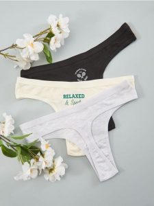 Majtki stringi 3 pack - wielobarwny. Stringi Sinsay, bez wzorów. Za 19,99 zł.