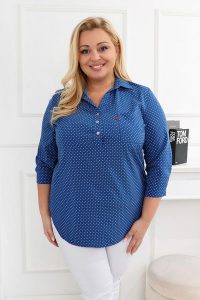 Elegancka niebieska tunika w białe kropki PLUS SIZE XXL. Białe tuniki Nasi partnerzy, plus size, bez wzorów, z poliesteru, eleganckie, bez kołnierzyka, plus size, bez ramiączek. Za 199,90 zł.