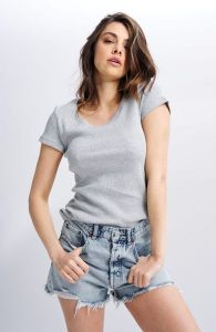 BLUZKA SALMA JASNO SZARA KRÓTKI RĘKAW S - Flawless. Szare bluzki Flawless, s, bez wzorów, z dresówki, biznesowe, bez kołnierzyka, bez ramiączek. Za 72,00 zł.