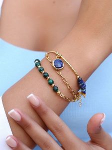 Pierres de Jade Pozłacana bransoletka z elementami ozdobnymi rozmiar: onesize. Niebieskie bransoletki Pierres de Jade, z lazurytem, pozłacane. Za 43,99 zł.