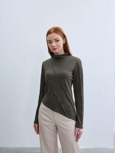 BGN Koszulka w kolorze khaki rozmiar: 36. Brązowe bluzki BGN, bez wzorów, z asymetrycznym kołnierzem, bez ramiączek. Za 78,99 zł.