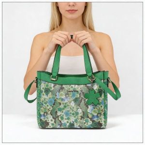 Torebka damska Laura Vita, z materiału syntetycznego z ozdobnym wzorem kwiatowym krótkie uchwyty do noszenia w dłoni regulowany pasek na ramię dekora. Zielone torebki klasyczne LAURA VITA, bez wzorów, z materiału, na ramię, bez dodatków. Za 319,00 zł.